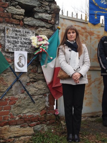 corio 23.11.2013 - mara anglesio la pronipote di domenico vallero accanto alla lapide foto di f. brunetta